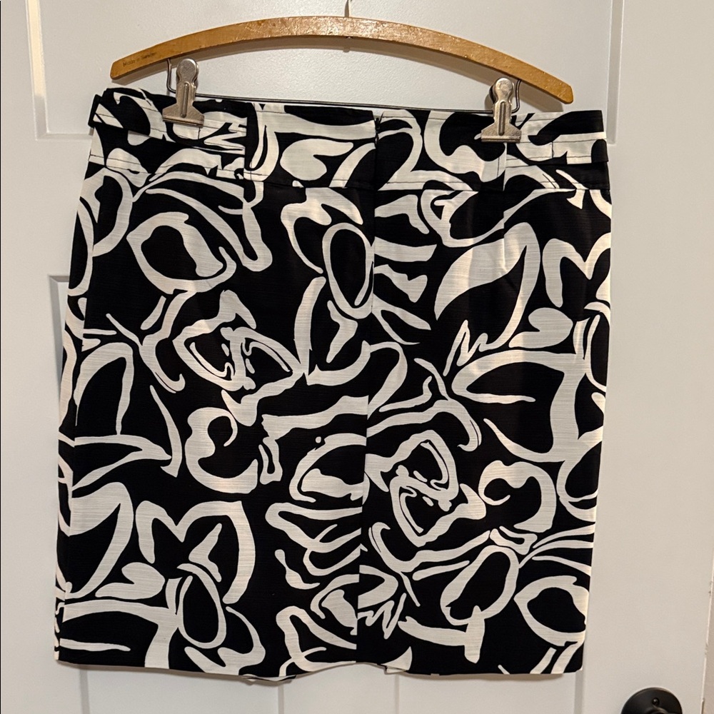 Black and White Patterned Skirt - Picture 2 of 3